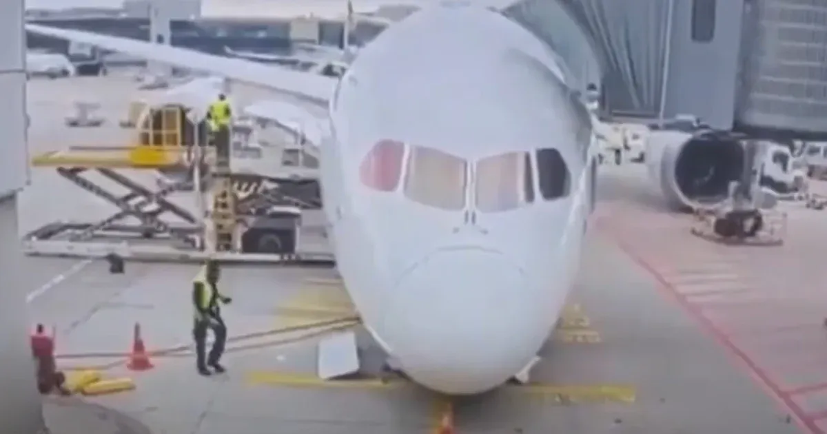 Baleset a frankfurti repülőtéren: Összecsuklott egy Boeing orrfutóműve