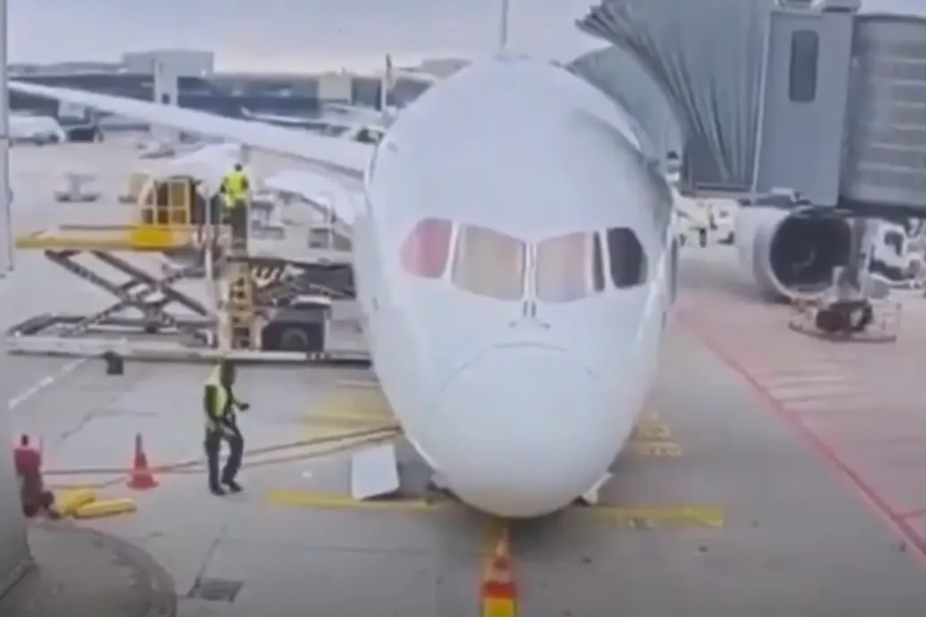 Álltában bukott orrára egy Lufthansa-gép a frankfurti reptéren