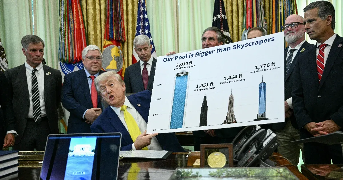 Trump a Lincoln Memorial medence felújításáról beszélt, miközben felhőkarcolókkal hasonlította össze azt Trump a Lincoln Memorial medence felújításáról beszélt, miközben felhőkarcolókkal hasonlította össze azt