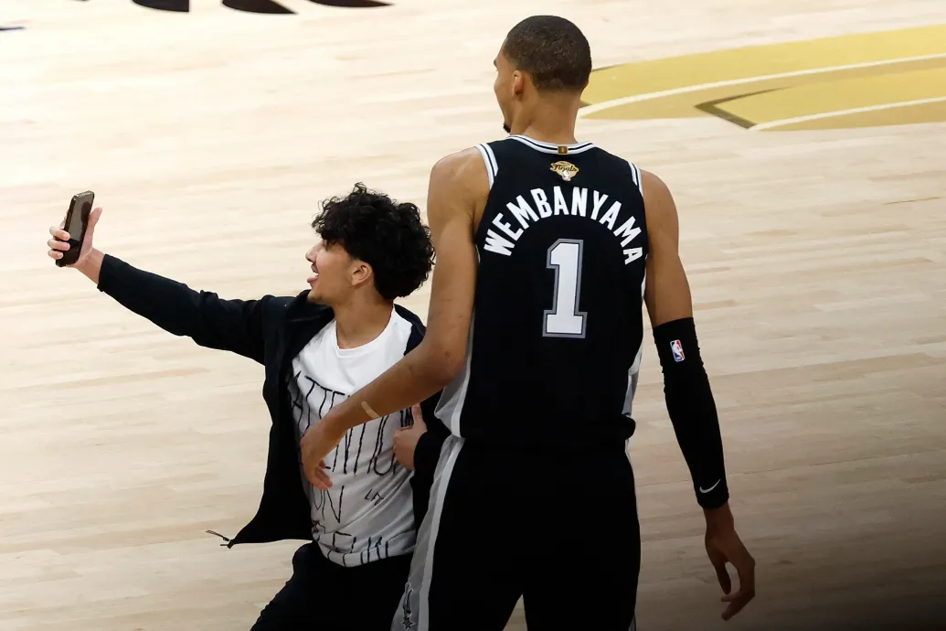 Élete végéig kitiltották az összes NBA-csarnokból a döntőben pályára rohanó szurkolót