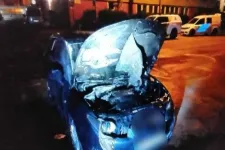 Égésgyorsítóval leöntötte, majd felgyújtotta egy rendőr autóját egy férfi a gödöllői rendőrkapitányság előtt