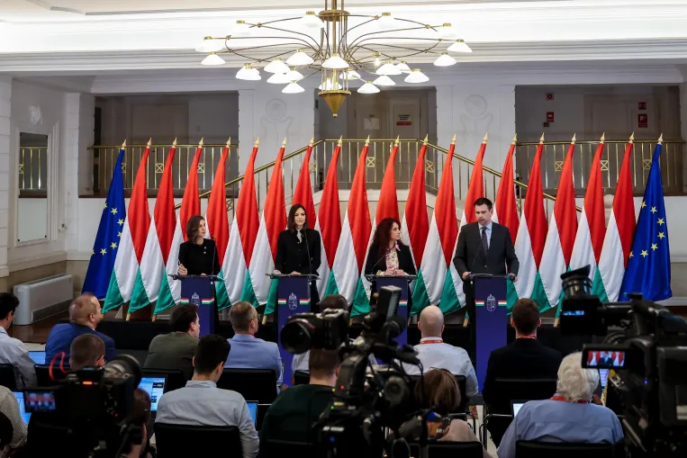 Intenzív nyár jön, a kormány mindent az uniós pénzek hazahozatalának rendel alá, hangzott el a kormányszóvivői tájékoztatón