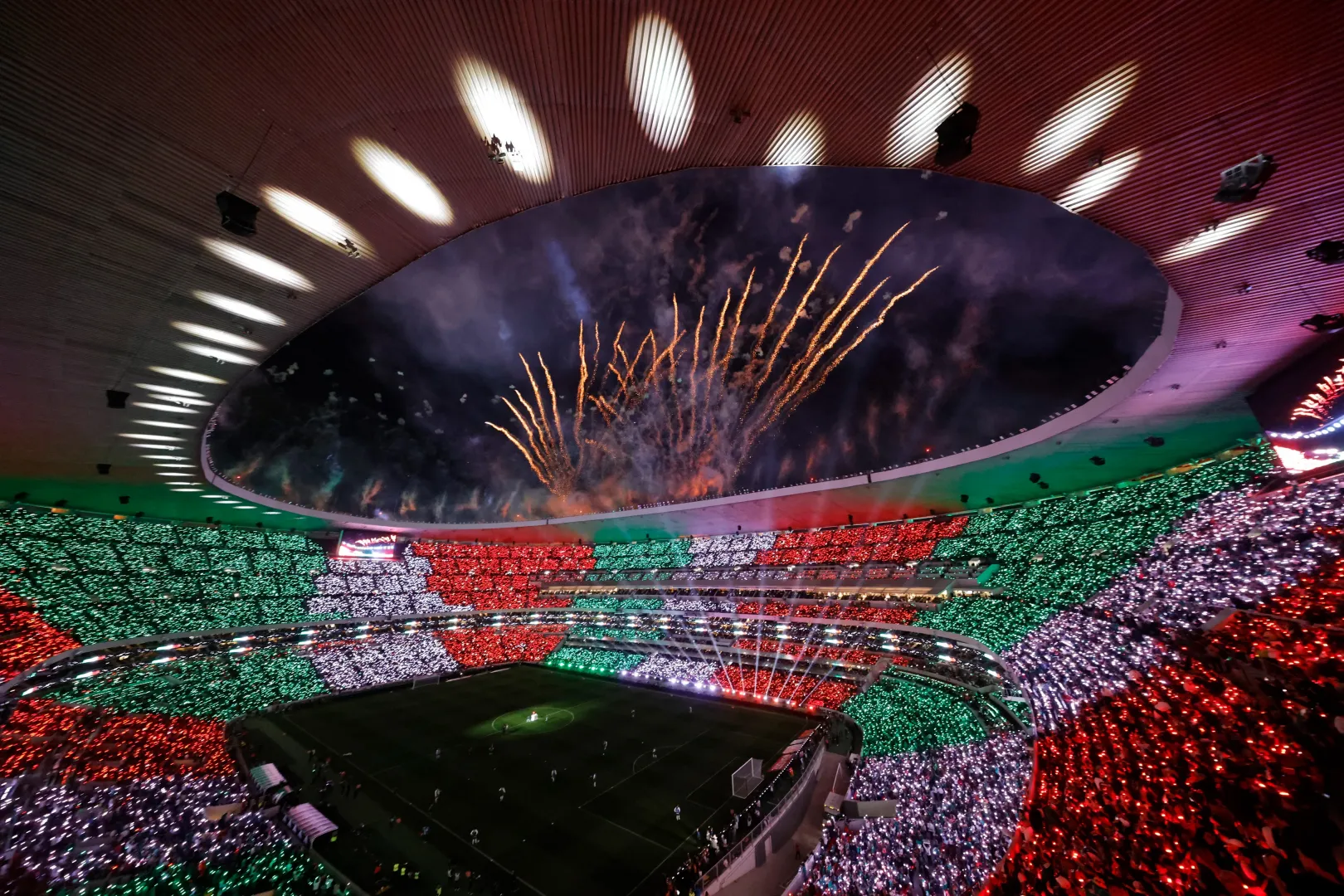 Fent Guadalajara és Monterrey stadionjai, lent a Mexikó–Portugália barátságos mérkőzés az Azteca stadionban, 2026. március 28-án – Fotó: Ivan Arias / Reuters, Daniel Becerril / Reuters és Rodrigo Oropeza / Getty Images