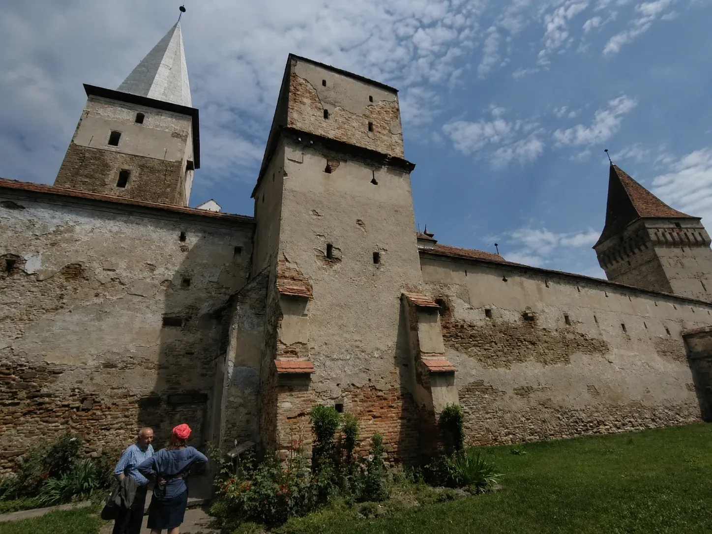A templomfal árnyékában beszélgetünk Szászmuzsna történelméről – Fotó: a szerző archívuma