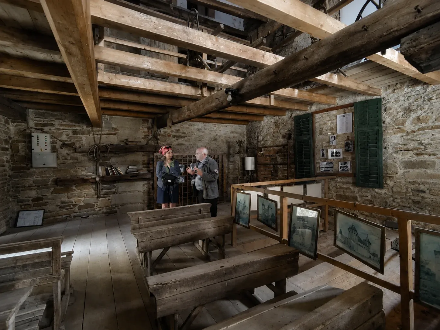 Helytörténeti múzeum régi tárgyakkal, fotókkal, iskolapadokkal – Fotó: a szerző archívuma