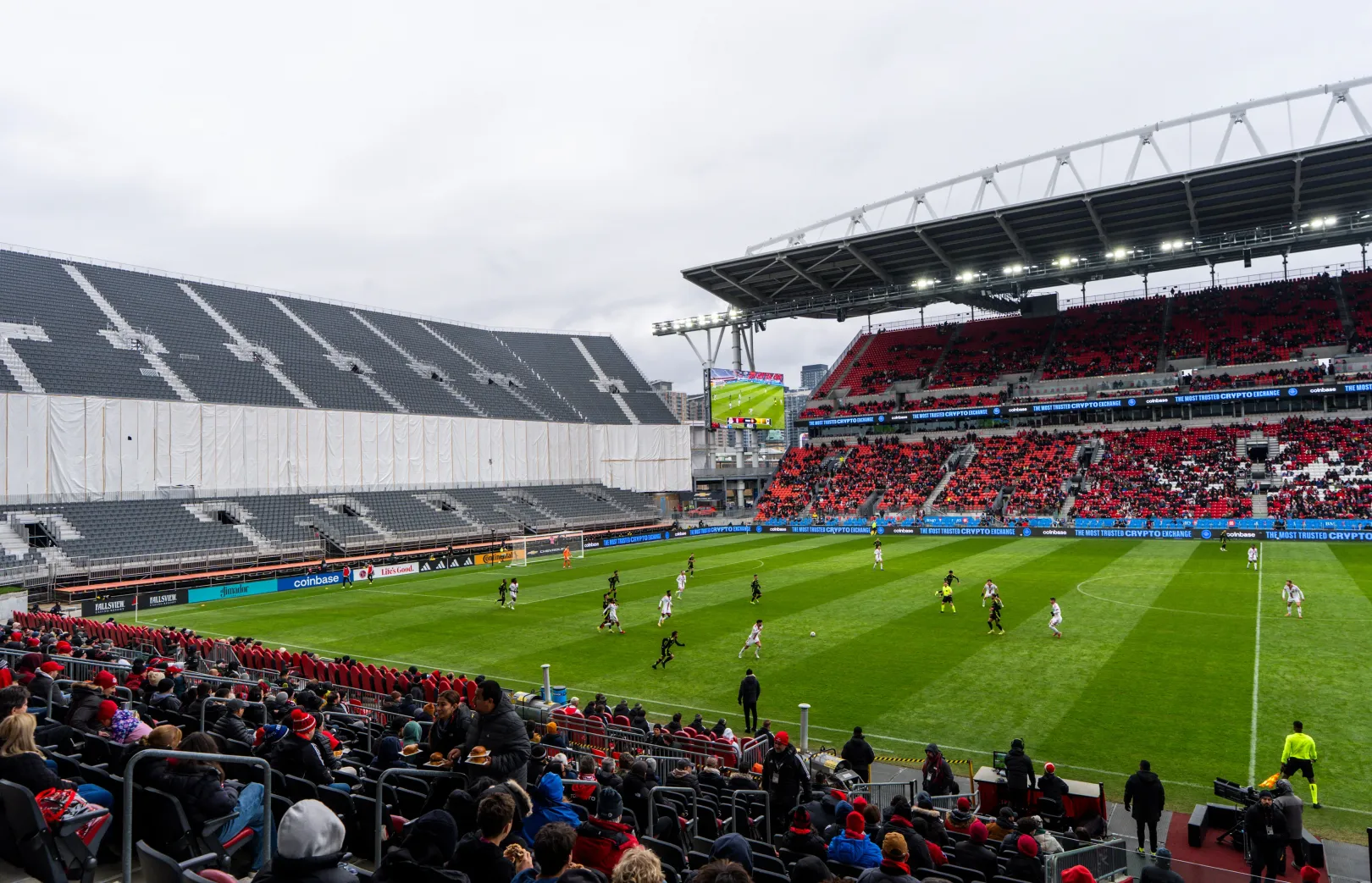 A vancouveri BC Place stadion és az ideiglenes lelátó a torontói BMO Field stadionban – Fotó: Elizabeth Ruiz Ruiz / Getty Images és Mark Blinch / Getty Images