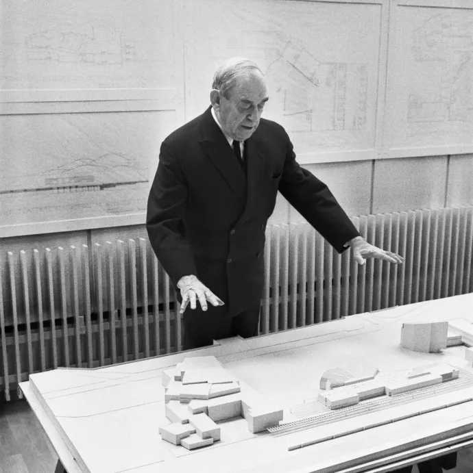 Alvar Aalto a város makettje mellett – Forrás: visitrovaniemi.fi
