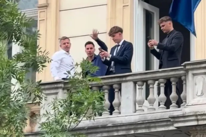 A migrációs paktum ellen tüntettek Budapesten, Magyar Péter az erkélyről tapsolta meg a résztvevőket
