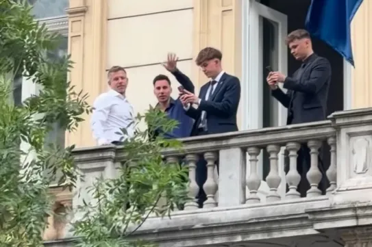 A migrációs paktum ellen tüntettek Budapesten, Magyar Péter az erkélyről tapsolta meg a résztvevőket