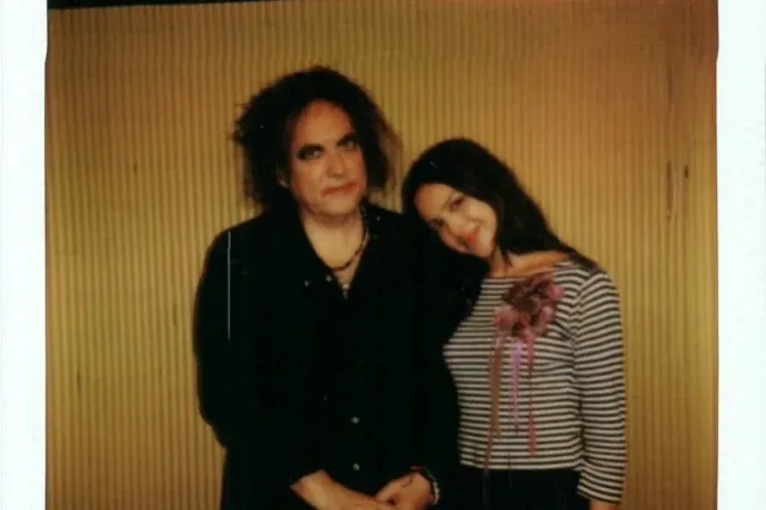 Olivia Rodrigo kimaxolta a The Cure iránti rajongását, élőben leplezte le a duettjét Robert Smithszel