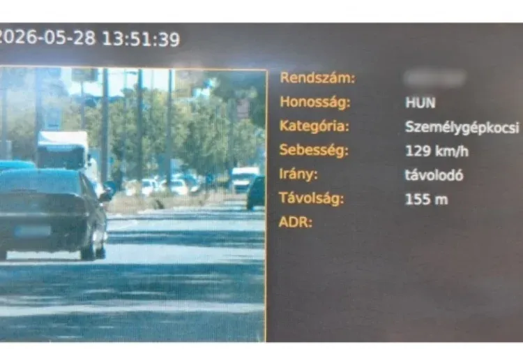 A megengedett 50 helyett 129 km/órával száguldozott, közel 5