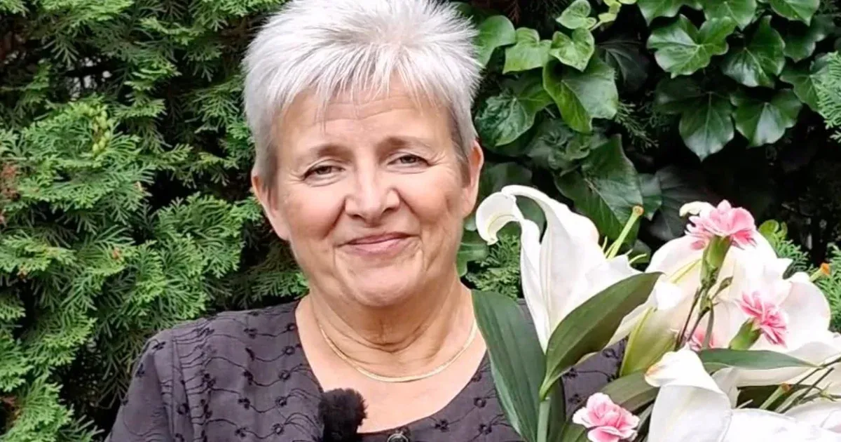 Lannert Judit szép virágcsokorral és megbecsüléssel köszöntötte a pedagógusokat.