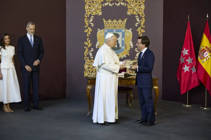 Leó pápa ajándékot vesz át José Luis Martínez-Almeida madridi polgármestertől a szentmise előtt, VI. Fülöp spanyol király és Letizia királyné társaságában – Fotó: Alex Juarez / AFP