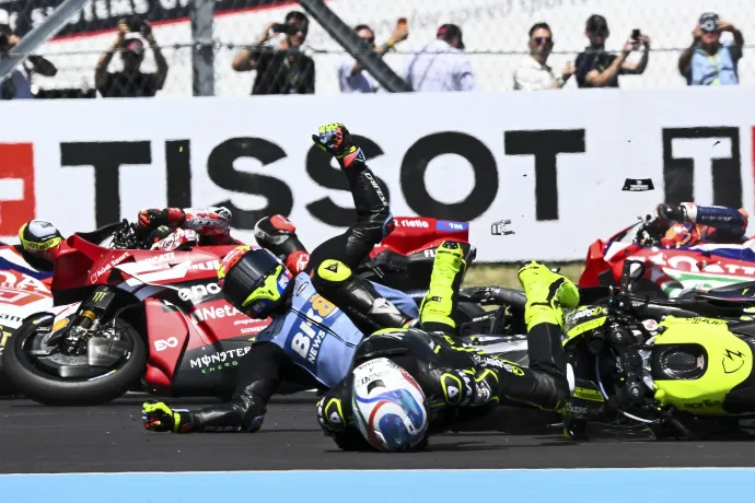 Bukás a rajt után, illetve a spanyol Marc Márquez, a Ducati Lenovo Team csapat versenyzője – Fotó: Czeglédi Zsolt / MTVA