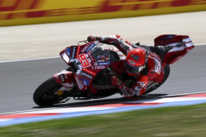 Bukás a rajt után, illetve a spanyol Marc Márquez, a Ducati Lenovo Team csapat versenyzője – Fotó: Czeglédi Zsolt / MTVA