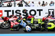 Tömeges rajtbaleset után ismét Márquez nyerte a gyorsaságimotoros-vb Magyar Nagydíját