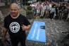 Tiszás szlogenekkel, Tavaszi szelet énekelve álltak ki Sulyok Tamás mellett a Sándor-palotánál