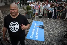 Tiszás szlogenekkel, Tavaszi szelet énekelve álltak ki Sulyok Tamás mellett a Sándor-palotánál