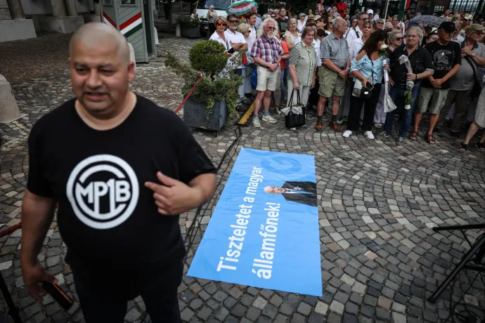 Tiszás szlogenekkel, Tavaszi szelet énekelve álltak ki Sulyok Tamás mellett a Sándor-palotánál