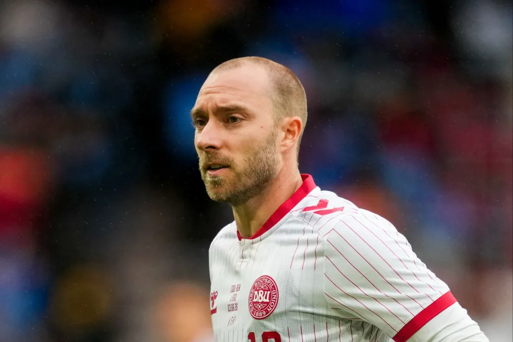 Összeesett a pályán Christian Eriksen, lefújták a Dánia-Ukra