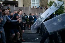 „Megszúrtak. Nem kapok levegőt” – a brit rendőrök nem hittek az áldozatnak, és a vérző fiatalt bilincselték meg
