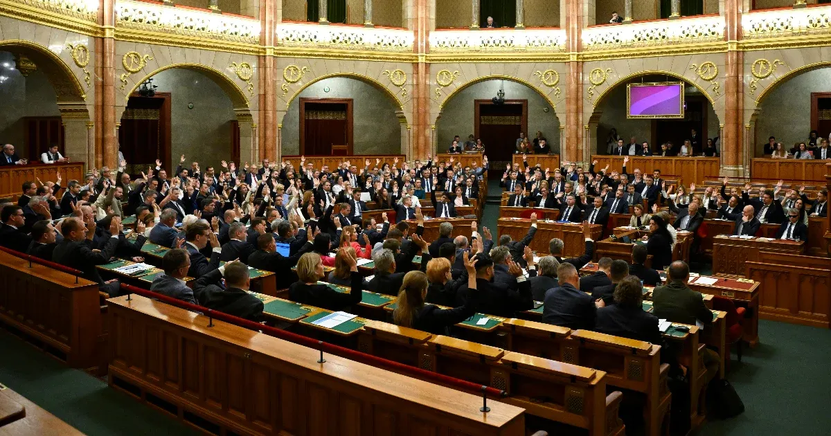 A Parlament felfüggeszti a devizahiteles ügyek végrehajtását és csökkenti a képviselői fizetéseket A Parlament felfüggeszti a devizahiteles ügyek végrehajtását és csökkenti a képviselői fizetéseket