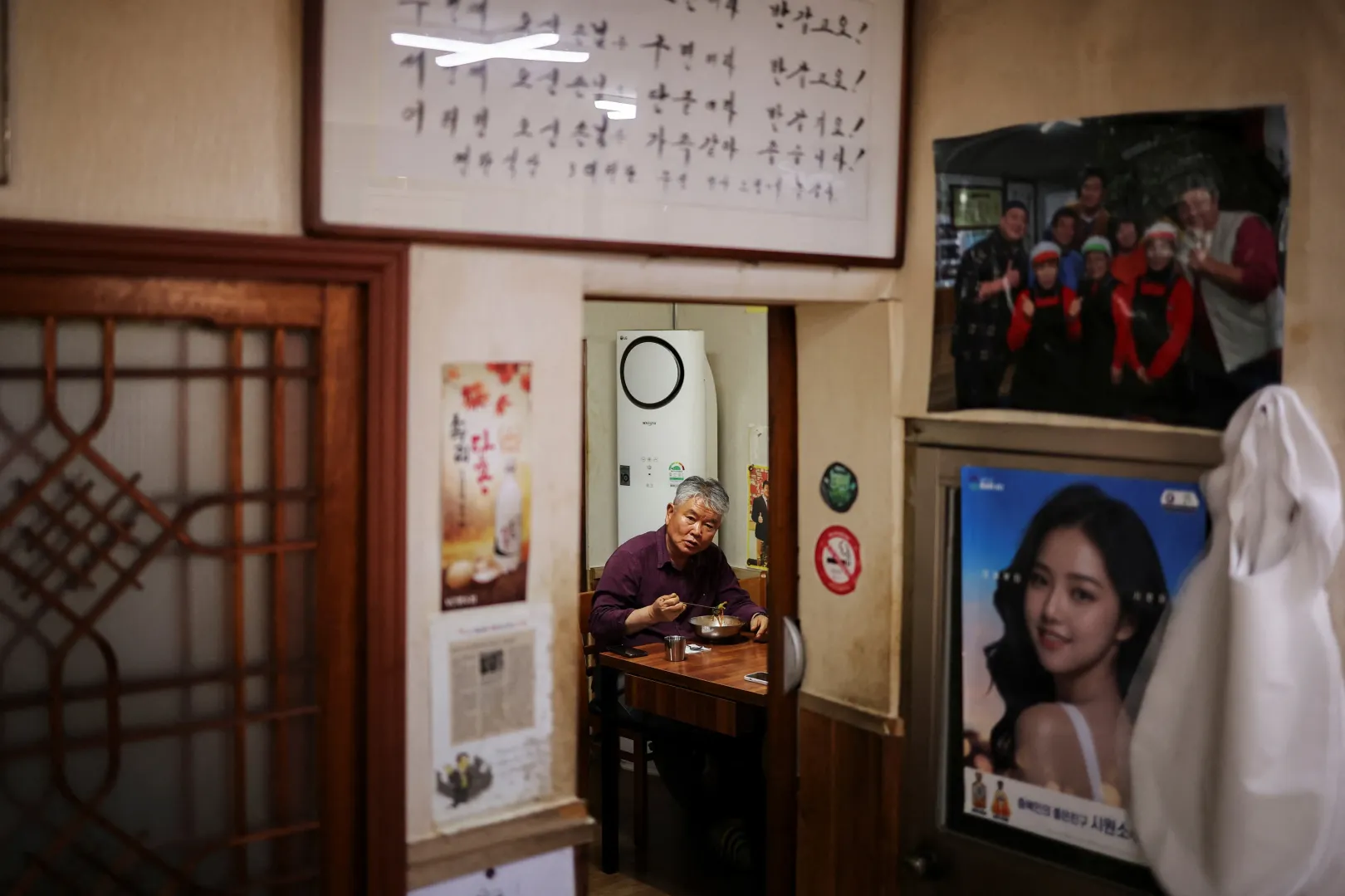Park Kjongdzse vacsorázik felderítő túráján, ami közben feltérképezi, hogy hol vannak már ígéretesen virágzó akácosok – Fotó: Kim Hong-Ji / Reuters