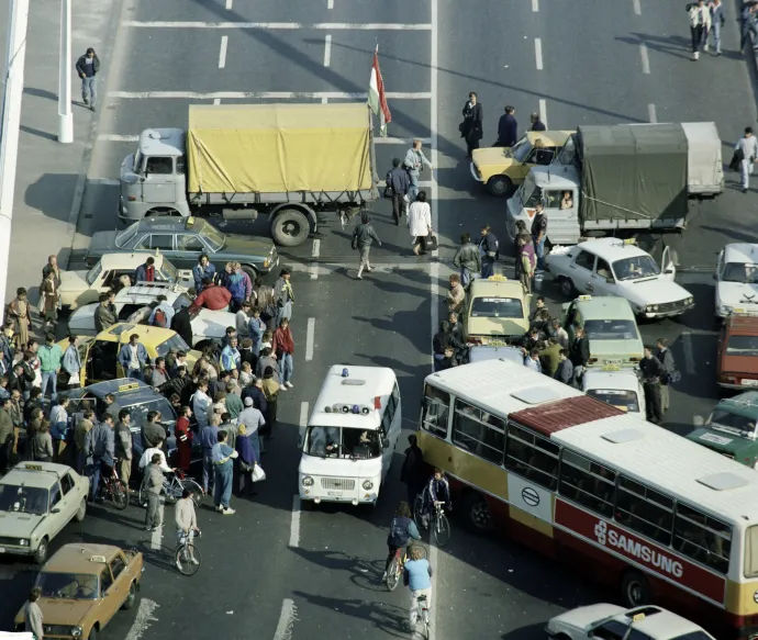A taxisblokád a benzináremelés elleni tüntetés volt Magyarországon 1990. október 25–28. között. Több ezer taxis és fuvarozó bénította meg három napra Budapest és az ország több városának közúti közlekedését – Fotó: Fortepan / Záray Péter