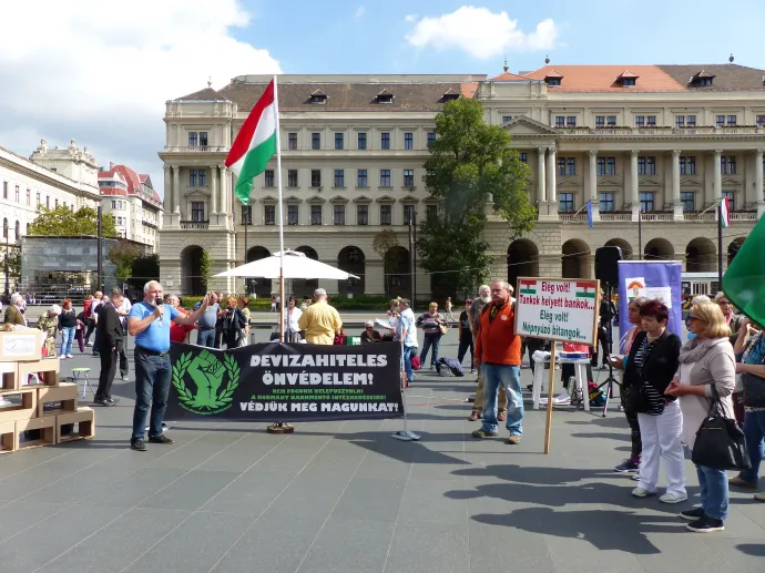Devizahiteles tüntetés a Kossuth téren, Budapesten 2017. szeptemberében – Fotó: Wikipedia/ Elekes Andor