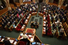 Megvan, kiket jelöltek a pártok a vizsgálóbizottságokba, Tuzson Bence és Novák Előd is alelnök lehet