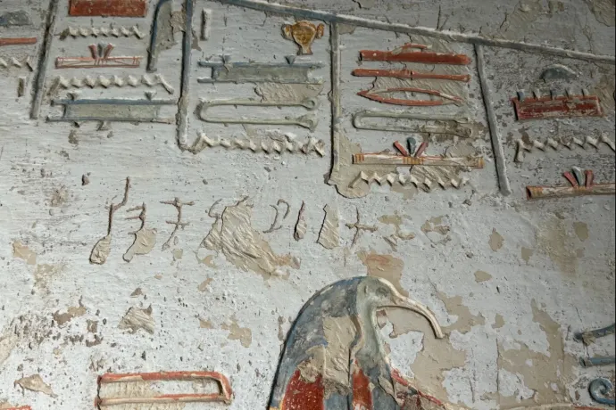 Már kétezer éve is léteztek bunkó turisták, akik összefirkálták a műemlékeket