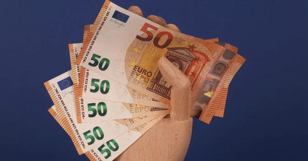 A forint erősödése felerősítette a devizavásárlási kedvet, rekordösszegű betétek születtek A forint erősödése felerősítette a devizavásárlási kedvet, rekordösszegű betétek születtek