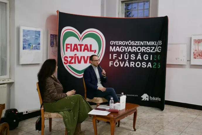 A gyergyószentmiklósi Pro Art Galériában Demeter Szilárd kormánybiztost Vincze Csilla könyvtárigazgató kérdezi – Fotó: Nagy Zoltán Facebook-oldala