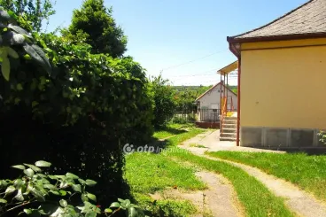 A sokkal olcsóbb vidék a Balaton megyéjében, ahol a külváros majdnem nyaralóövezet