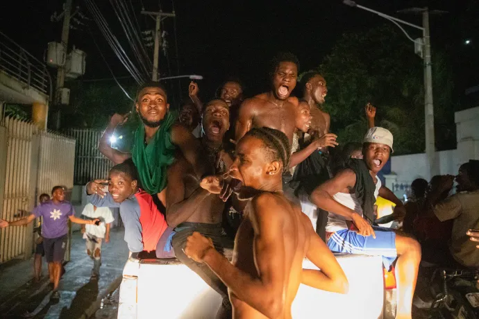 Emberek ünnepelnek Port-au-Prince utcáin, miután Haiti a Nicaragua felett aratott győzelmével kijutott világbajnokságra 2026. november 19-én – Fotó: Clarens Siffroy / AFP