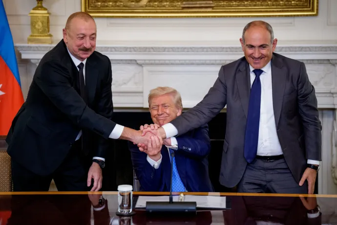 Ilham Aliyev azerbajdzsáni elnök és Nikol Pasinjan örmény miniszterelnök kézfogása egy aláírási ceremónia során Donald Trumppal a Fehér Házban 2025. augusztus 8-án – Fotó: Andrew Harnik / Getty Images