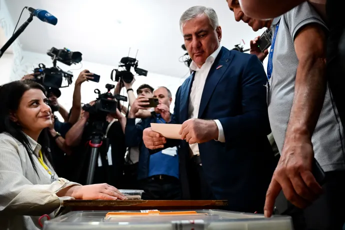 Szamvel Karapetjan leadja szavazatát a választáson 2026. június 7-én – Fotó: Karen Minasyan / AFP