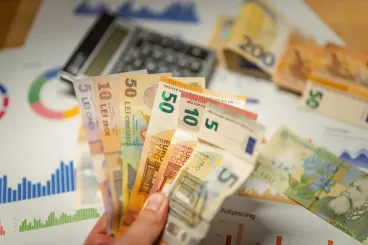 Erős a forint, vadul vásárolja a devizát a lakosság