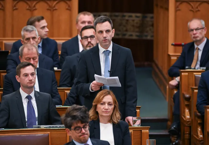 Melléthei-Barna Márton, a Tisza Párt képviselője, a napirendi pont előterjesztője felszólal a Szuverenitásvédelmi Hivatal megszüntetéséről szóló törvényjavaslat vitájában az Országgyűlés plenáris ülésén 2026. június 9-én – Fotó: Bruzák Noémi / MTI