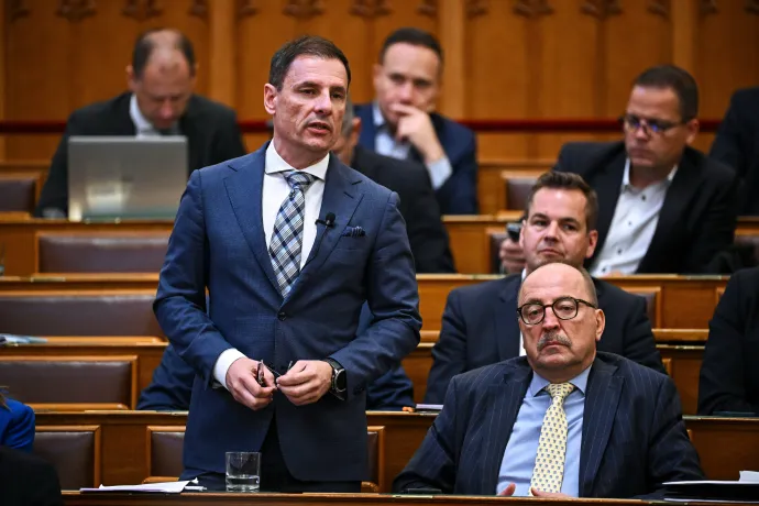 Tuzson Bence, a Fidesz képviselője felszólal a gyűlöletkeltésre alkalmas politikai reklámok visszaszorításáról, a gazdasági reklámok településképi illeszkedésének biztosításáról, valamint egyes beruházási szabályok módosításáról szóló törvényjavaslat vitájában az Országgyűlés plenáris ülésén 2026. június 9-én – Fotó: Purger Tamás / MTI