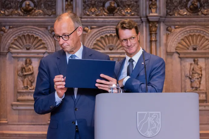 Friedrich Merz kancellár és Hendrik Wüst, Észak-Rajna–Vesztfália miniszterelnöke egy sajtótájékoztatón, 2025. szeptember 1-jén – Fotó: Rolf Vennenbernd / dpa / AFP