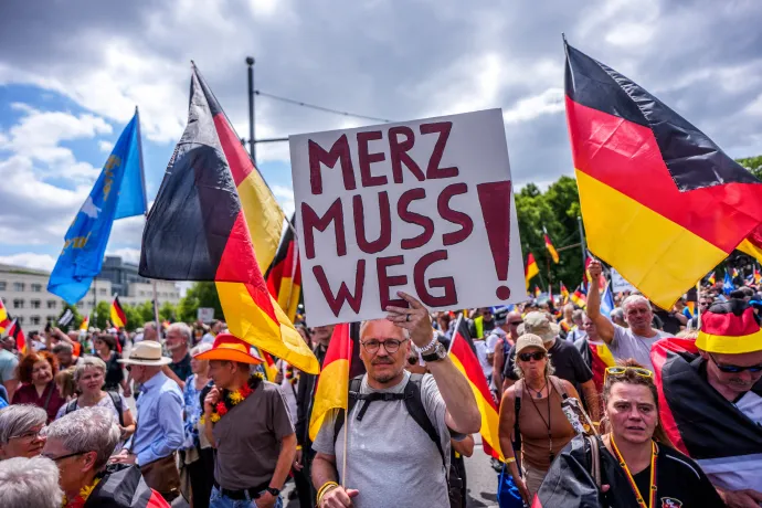 Merznek mennie kell! feliratú tábla egy kormányellenes tüntetésen, 2026. június 8-án, Berlinben – Fotó: Michael Kappeler / dpa Picture-Alliance / AFP