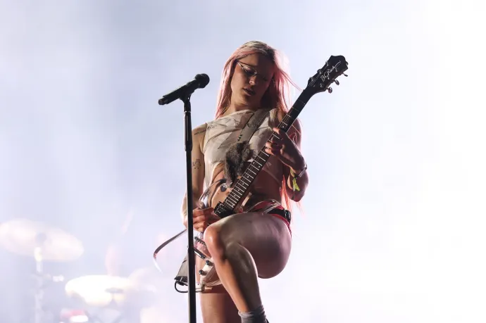 Rhian Teasdale a Wet Leg koncertjén – Fotó: Christian Bertrand / Primavera Sound
