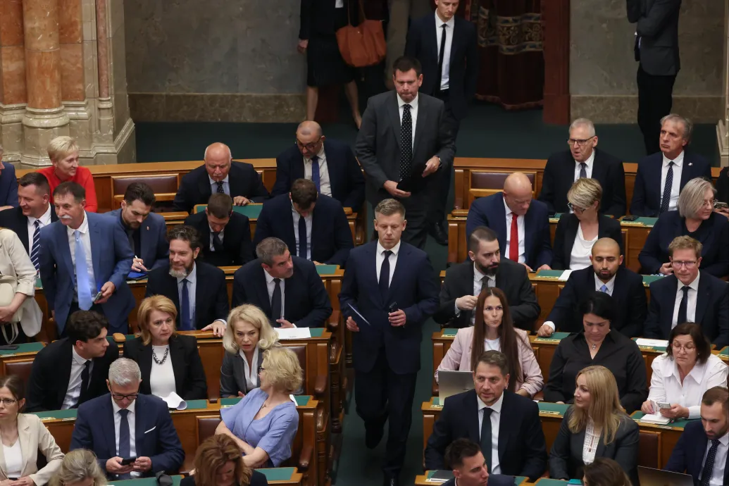 Rohamtempóra készül a Tisza Párt a parlamentben, még a házsz