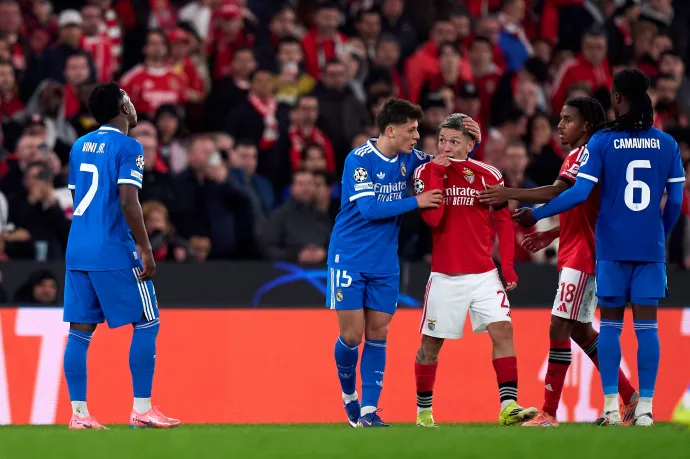 Gianluca Prestianni a mezét a szája elé húzva magyaráz Viníciusnak a Bajnokok Ligájában – Fotó: Angel Martinez / Getty Images
