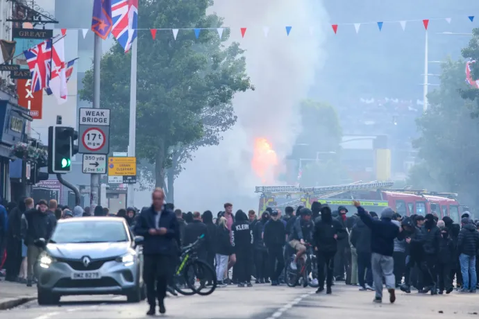 Zavargások kezdődtek Belfastban, miután egy szudáni férfi az utcán próbált meg lefejezni egy embert