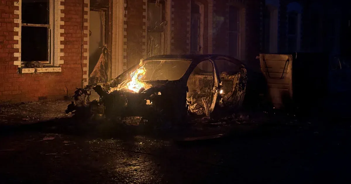 Felgyújtott autók, égő lakóházak – egész éjszaka folytatódtak a zavargások Belfastban