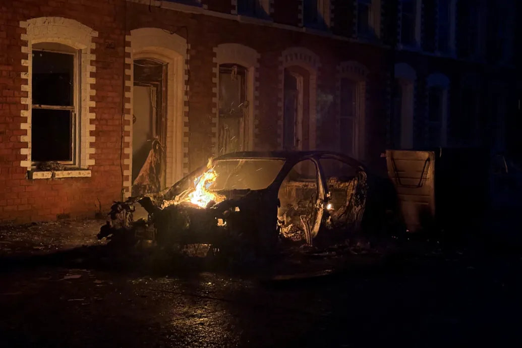 Felgyújtott autók, égő lakóházak – egész éjszaka folytatódtak a zavargások Belfastban