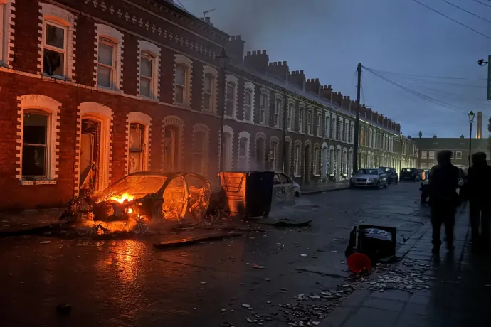 Felgyújtott autók, égő lakóházak – egész éjszaka folytatódtak a zavargások Belfastban