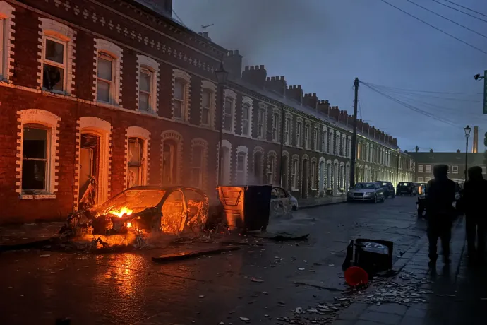 Felgyújtott autók, égő lakóházak – egész éjszaka folytatódtak a zavargások Belfastban